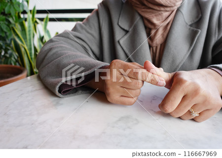 Young women hands suffering thumb finger pain  116667969