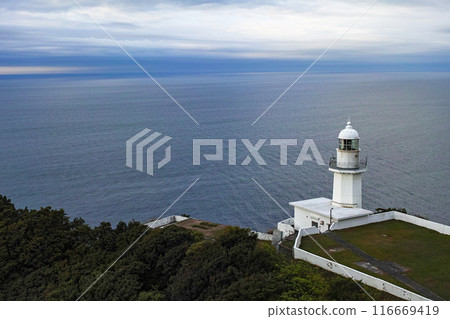 北海道/ 被夏日清晨的陽光照亮的地球岬燈塔（地球岬燈塔/地球岬展望台） 116669419