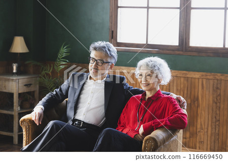 坐在沙發上的白髮夫婦 116669450