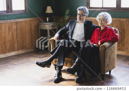 坐在沙發上的白髮夫婦 116669453