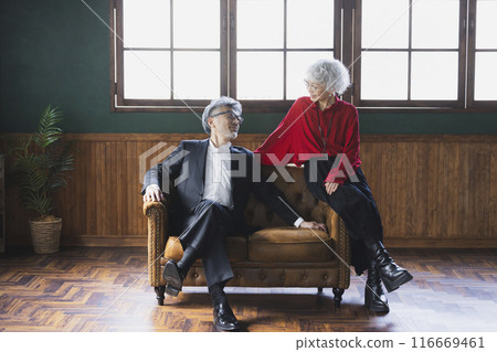 坐在沙發上的白髮夫婦 116669461