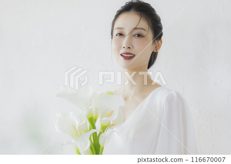 Woman in wedding dress 116670007