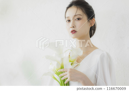 Woman in wedding dress Woman in wedding dress 116670009