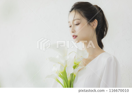 Woman in wedding dress 116670010