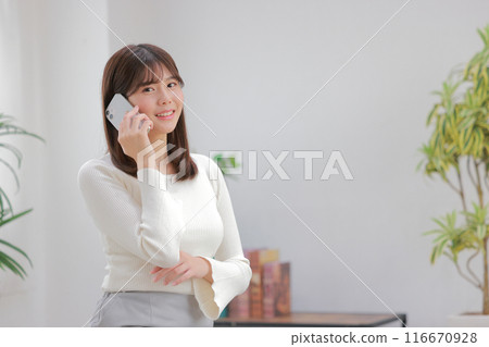 年輕女子打電話給 1 116670928