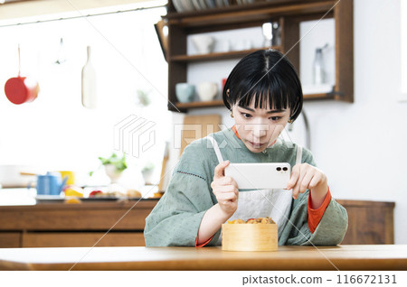 年輕女子為她的午餐盒拍照 年輕女子為她的午餐盒拍照 116672131