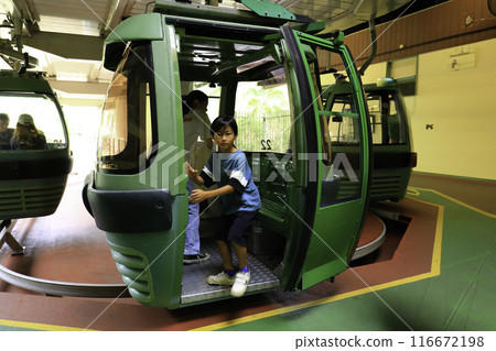 Arriving at Skyrail Intermediate Station 116672198
