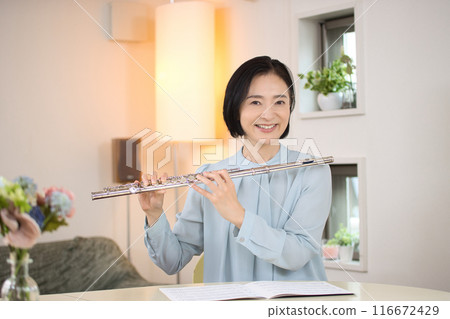 客廳裡吹笛子的中年婦女 116672429