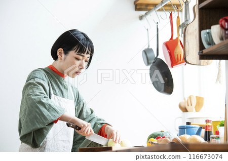 在廚房做飯的女人 116673074