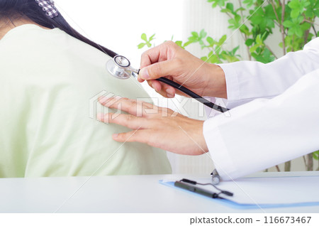醫生和女性患者檢查 116673467