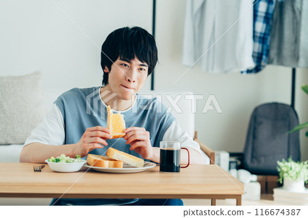年輕人吃麵包 116674387
