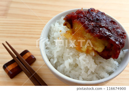 Rice topped with cheese-stuffed hamburger 116674900