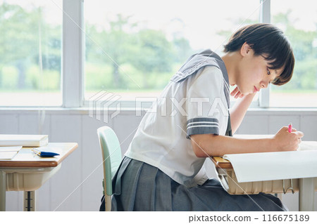 學校女生學習 116675189