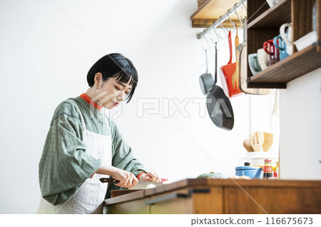 在廚房做飯的女人 116675673