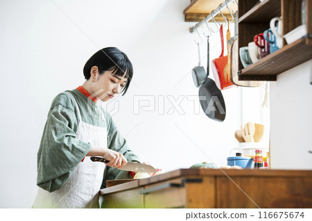 在廚房做飯的女人 在廚房做飯的女人 116675674