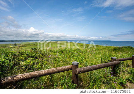The area around Gensei-kaen Station on the Senmo Main Line is a sand dune region sandwiched between the Sea of Okhotsk and Lake Tofutsu. 116675991