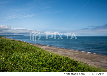 鄂霍次克海和鐙網本線源正花園站旁的海岸線 116675994