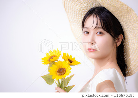 美麗度假村形象穿著白色洋裝的女人 美麗度假村形象穿著白色洋裝的女人 116676195
