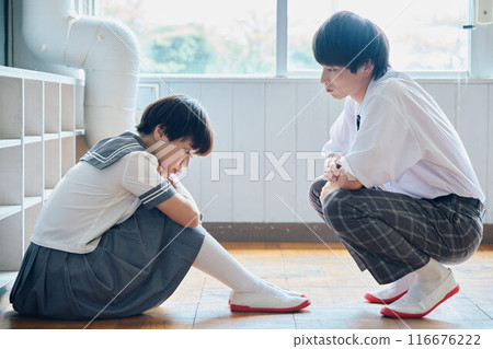 一名高中男孩向一名憂鬱的女學生伸出援手 116676222