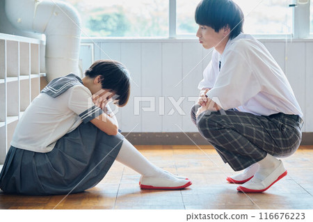 一名高中男孩向一名憂鬱的女學生伸出援手 116676223