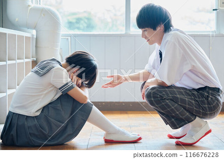 一名高中男孩向一名憂鬱的女學生伸出援手 116676228