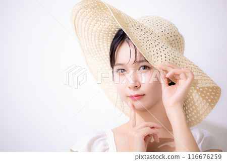 美麗度假村形象穿著白色洋裝的女人 美麗度假村形象穿著白色洋裝的女人 116676259