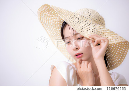 美麗度假村形象穿著白色洋裝的女人 116676263