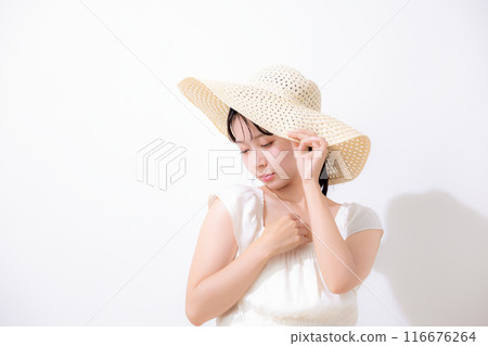 美麗度假村形象穿著白色洋裝的女人 美麗度假村形象穿著白色洋裝的女人 116676264