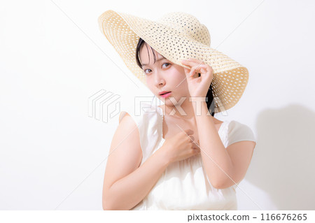 美麗度假村形象穿著白色洋裝的女人 美麗度假村形象穿著白色洋裝的女人 116676265