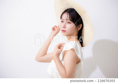美麗度假村形象穿著白色洋裝的女人 美麗度假村形象穿著白色洋裝的女人 116676305