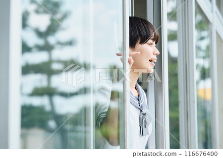High school girls cheering from the window 116676400