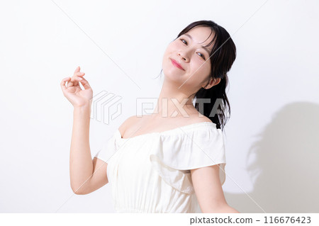 美麗夏季形象穿著白色洋裝的女人 116676423