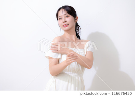 美麗夏季形象穿著白色洋裝的女人 美麗夏季形象穿著白色洋裝的女人 116676430