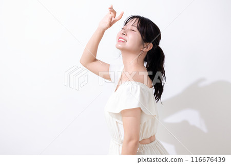 美麗夏季形象穿著白色洋裝的女人 116676439