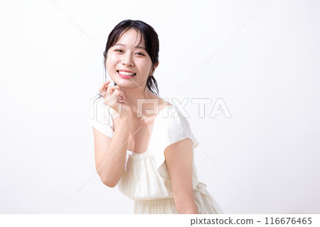 美麗夏季形象穿著白色洋裝的女人 116676465