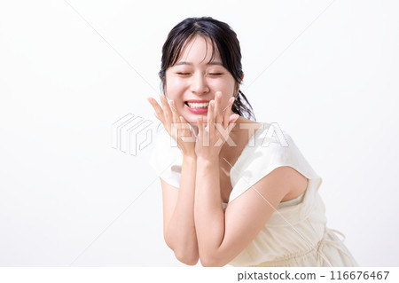 美麗夏季形象穿著白色洋裝的女人 116676467