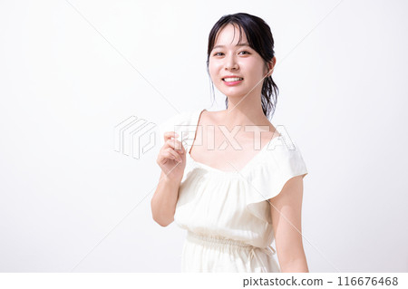 美麗夏季形象穿著白色洋裝的女人 116676468