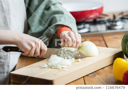 在廚房做飯的女人 116676479