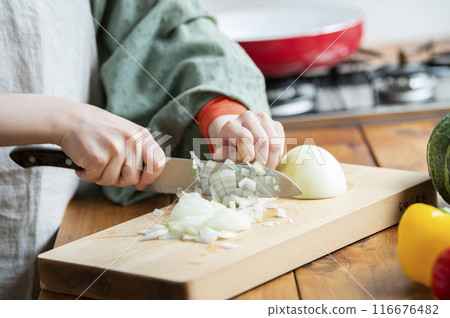 在廚房做飯的女人 116676482