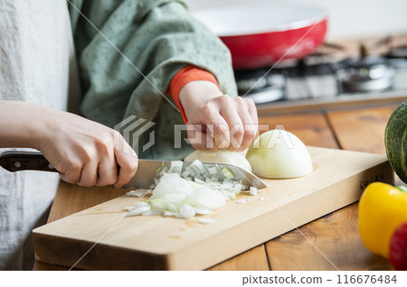 在廚房做飯的女人 116676484