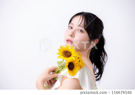 美麗夏季形象穿著白色洋裝的女人 116676580