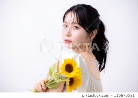 美麗夏季形象穿著白色洋裝的女人 116676581