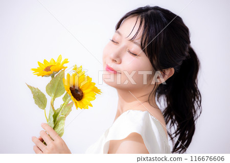 美麗夏季形象穿著白色洋裝的女人 116676606