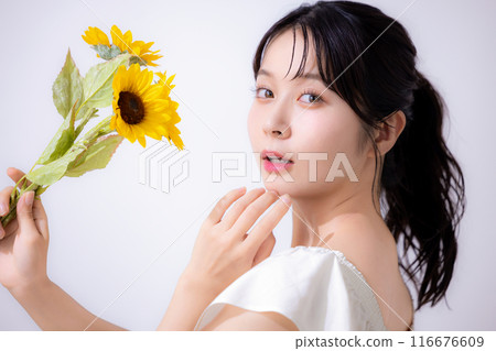 美麗夏季形象穿著白色洋裝的女人 美麗夏季形象穿著白色洋裝的女人 116676609