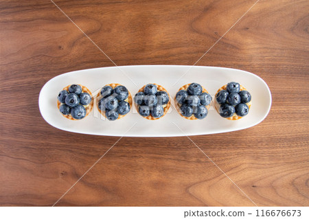 白盤上的藍莓餡餅 白盤上的藍莓餡餅 116676673