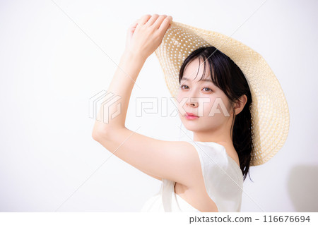 美麗度假村形象穿著白色洋裝的女人 美麗度假村形象穿著白色洋裝的女人 116676694