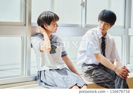 A high school couple chatting 116676738
