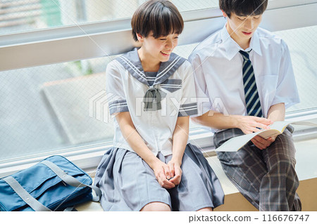 高中男生和女生 116676747