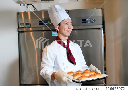 微笑的亞洲男人在廚房做麵包 116677072