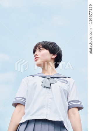 看著天空的學校女孩 116677139